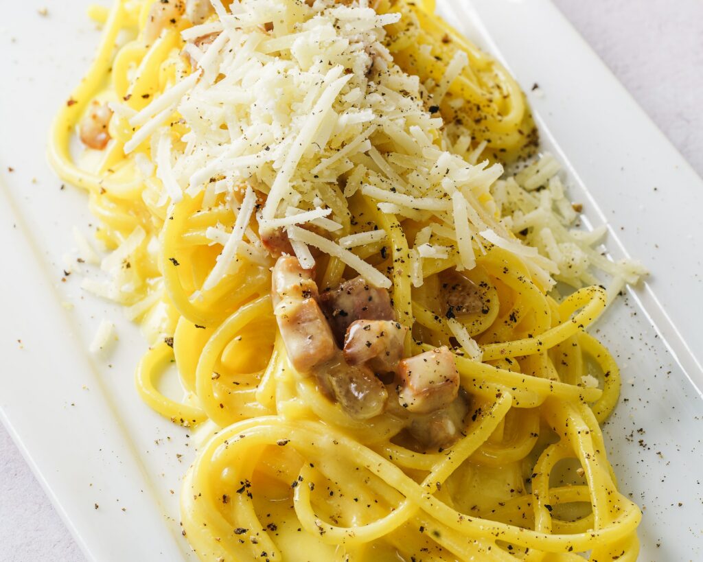 spaghetti carbonara: cosa mangiare a roma
